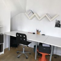 1 place  disponibles  dans mon atelier  en plein marais  hyper-lumineux  avec vue sur  les toits !